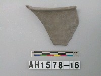 藏品(灰色泥質陶口緣殘件)的圖片
